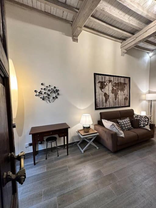 Lambe Next To Ponte Vecchio And Uffizi - Lovetheapartments Florence