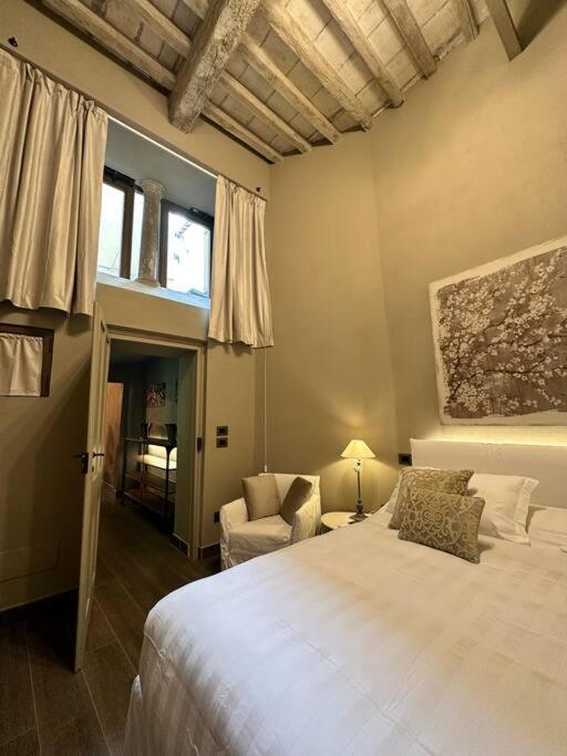 Lambe Next To Ponte Vecchio And Uffizi - Lovetheapartments * Florence