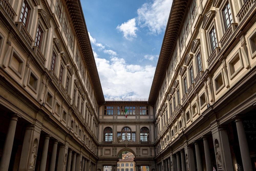 Opera Boutique Couette-café Florence