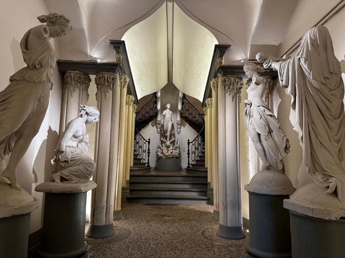 Elegance In The Center Of Florence: Palazzo Apartment