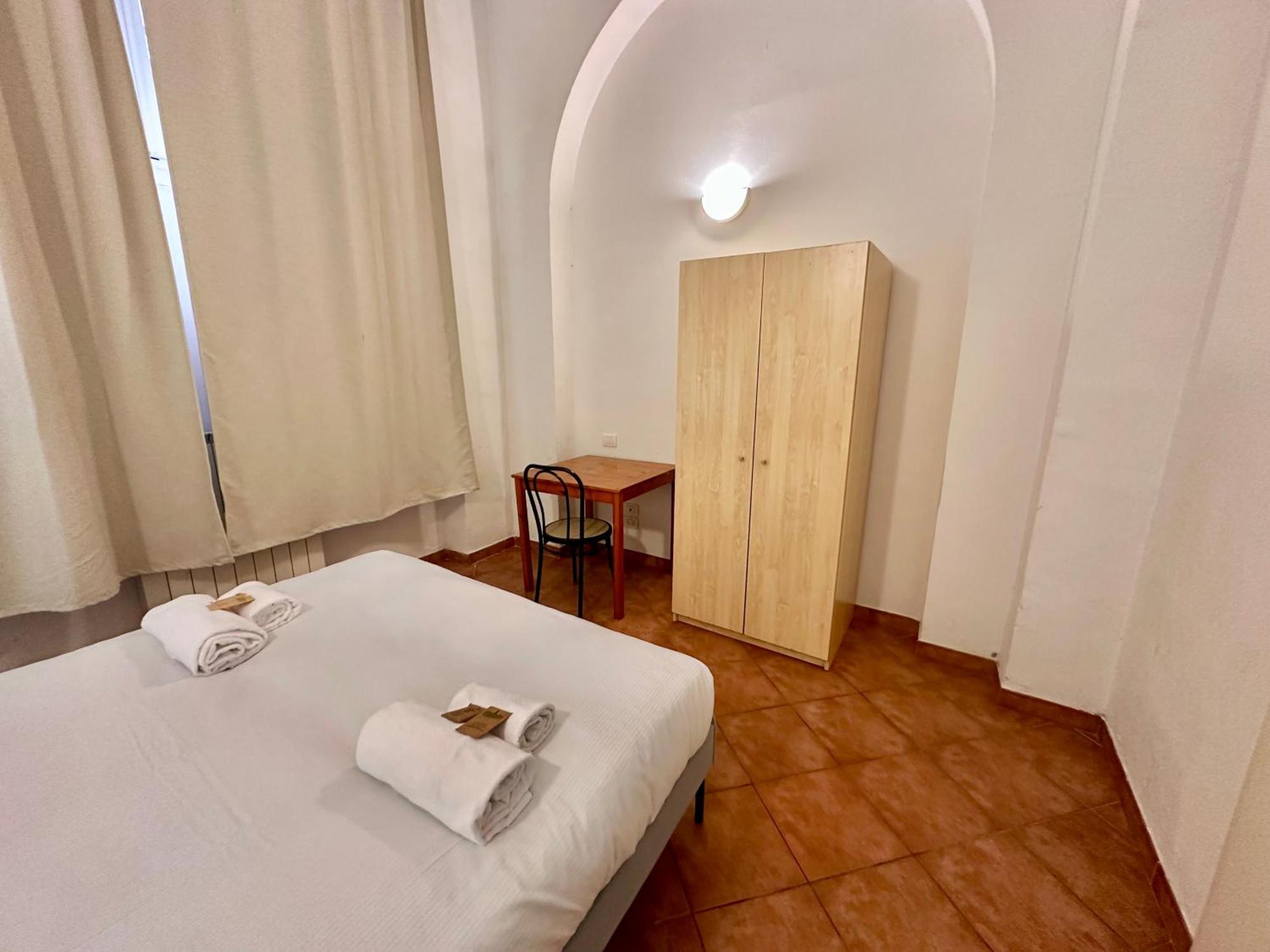 A Due Passi Dall'accademia Florence