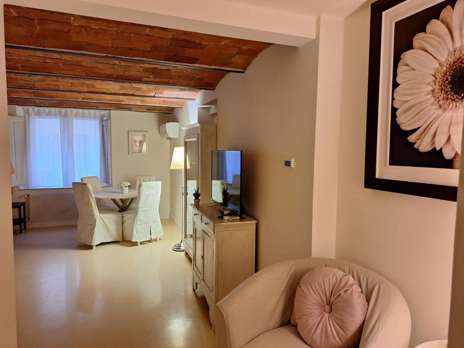 Cozy & Charming Florentine Hideaway Apartment