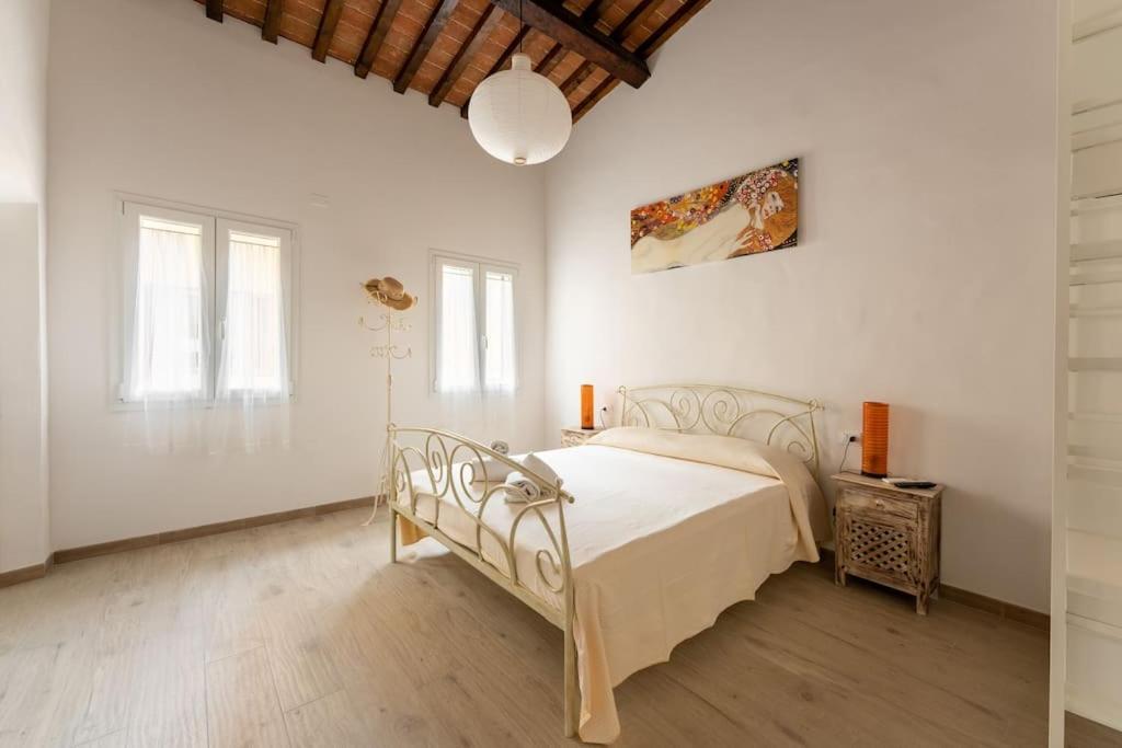 Keys Of Italy - Maytreya - Albero 2 - Train Station Two Bedroom Flat 2nd Floor Apartment