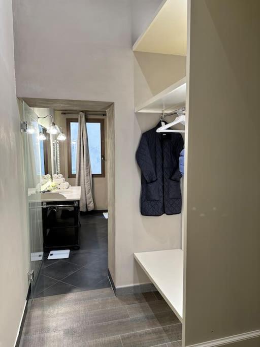 Lambe Next To Ponte Vecchio And Uffizi - Lovetheapartments