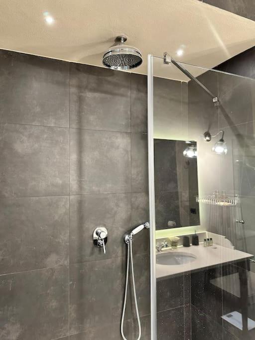 Lambe Next To Ponte Vecchio And Uffizi - Lovetheapartments