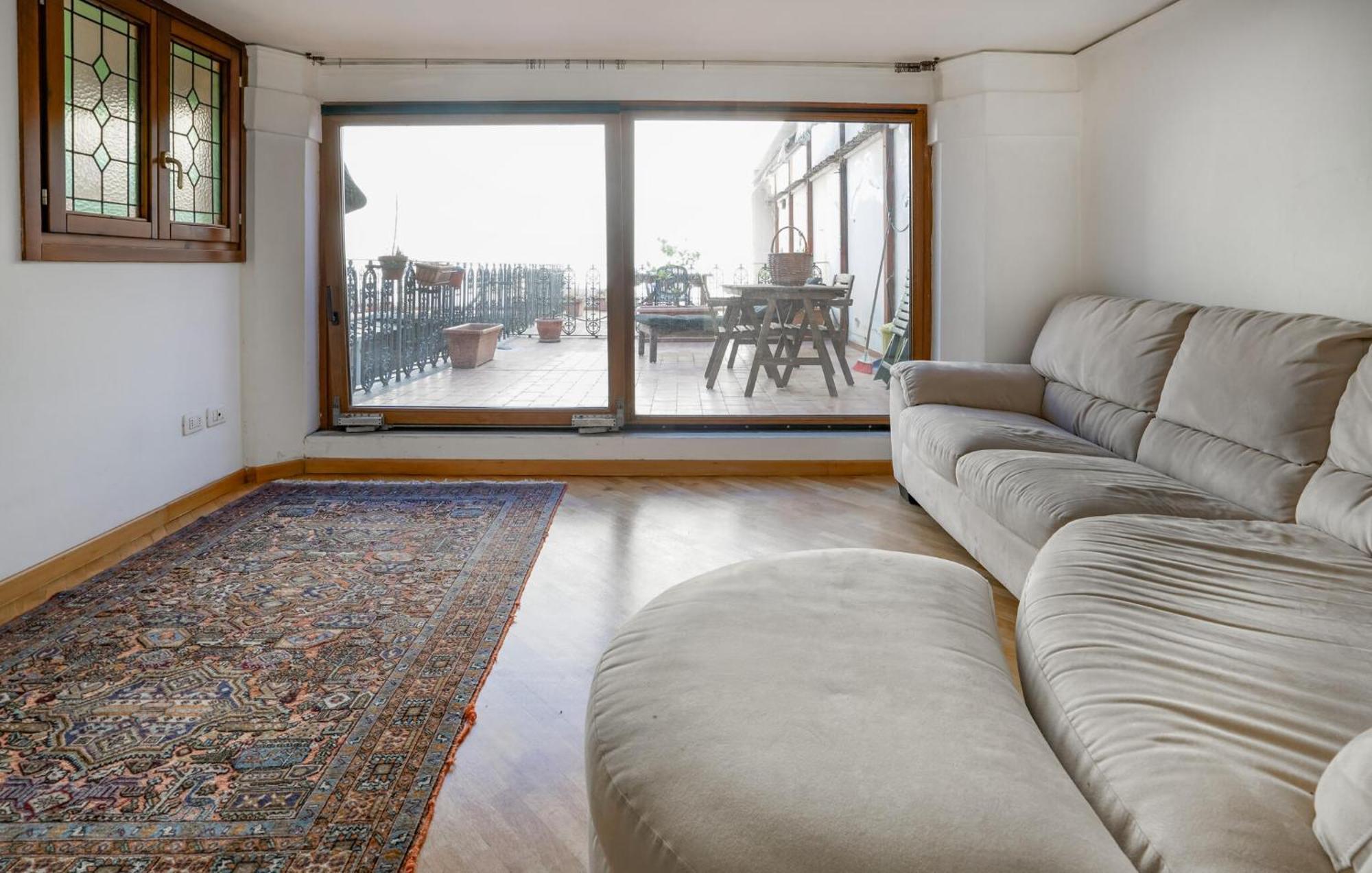 2 Bedroom Beautiful In Florence