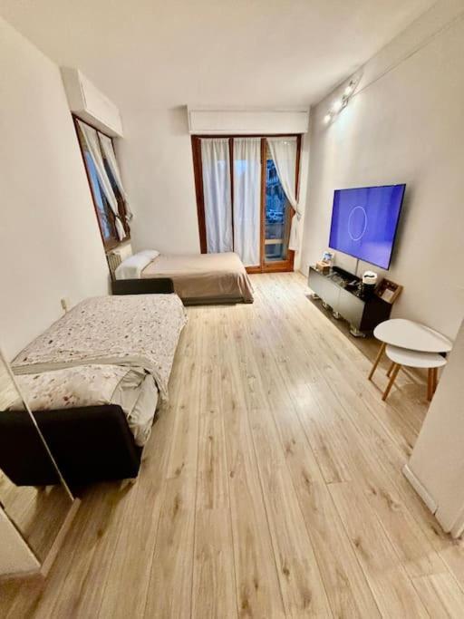 Show Me 2 Bedroom Duomo & Airport Tram * Florence