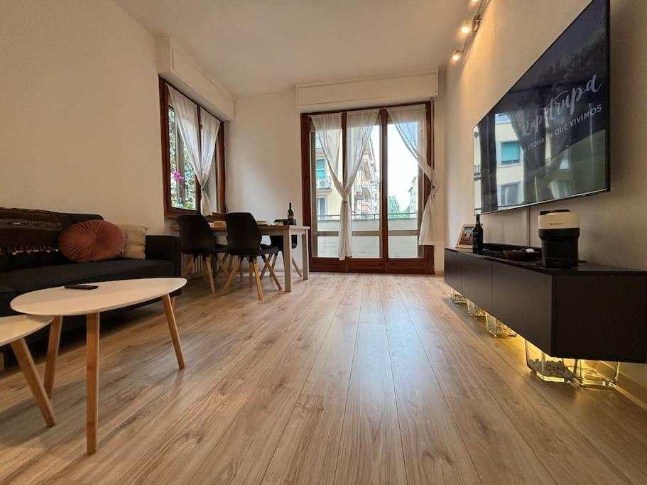 Show Me 2 Bedroom Duomo & Airport Tram Apartment *