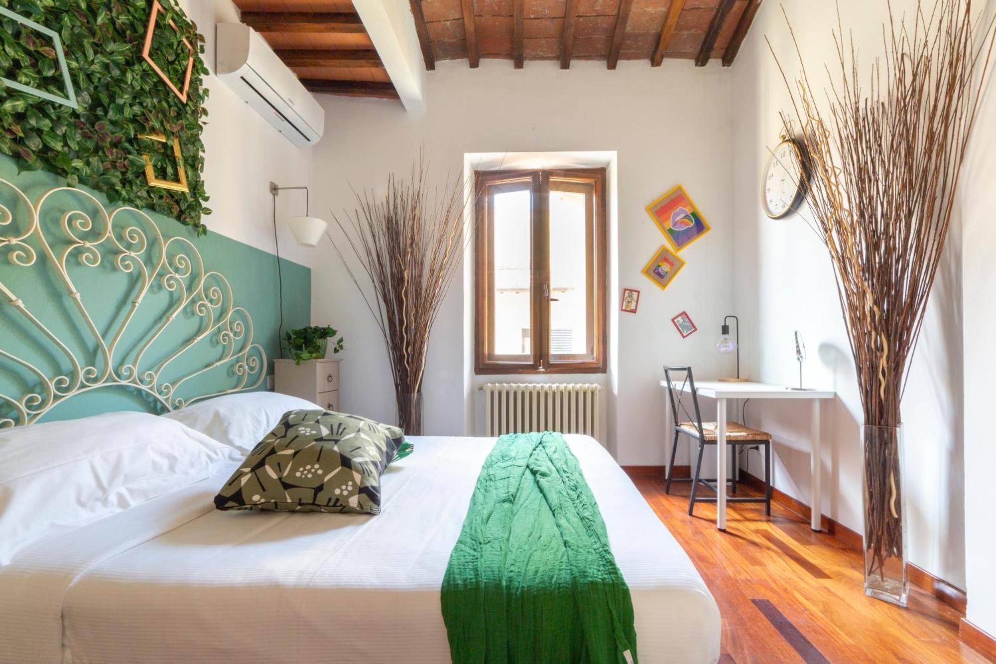 Downtown Colourful Flat Close To The Railway Apartment Florence