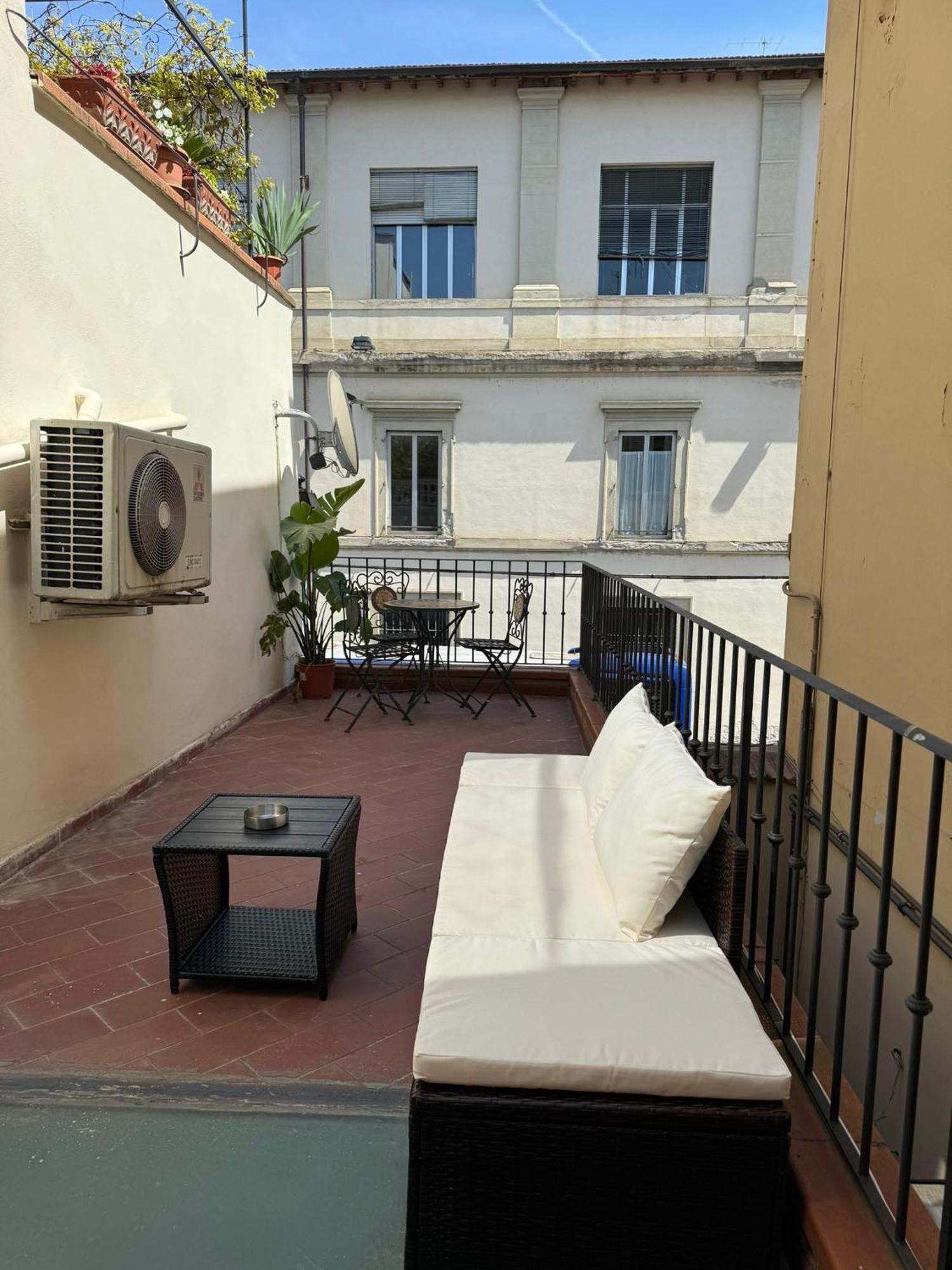 Mini Casa Con Terrazzo In Centro