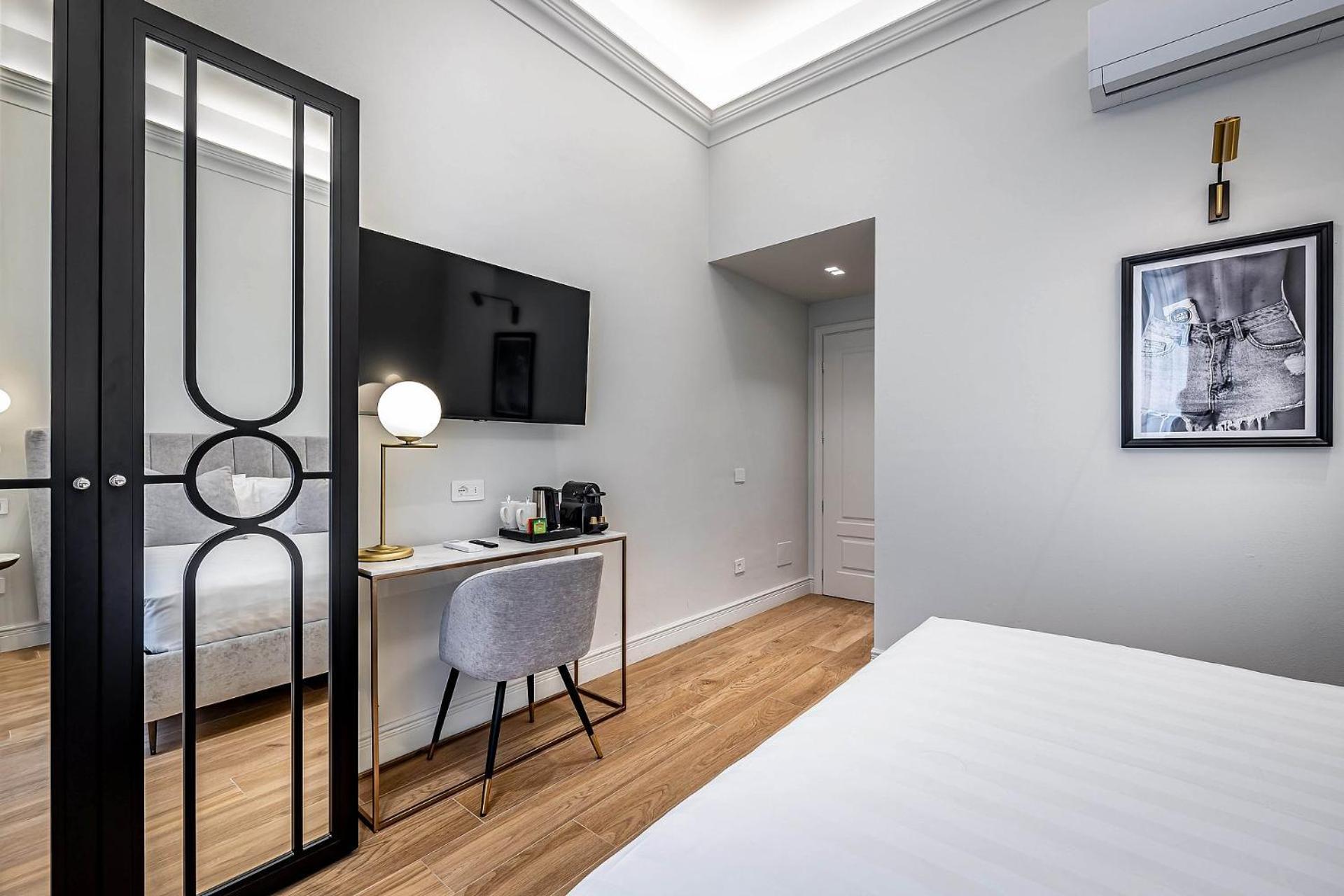 Ungherese Small Luxury 3* Florence