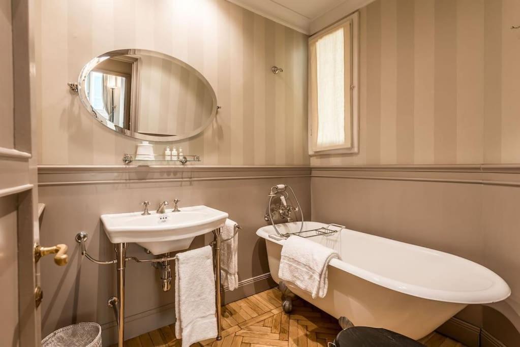 Luxury River View Apartment Florence