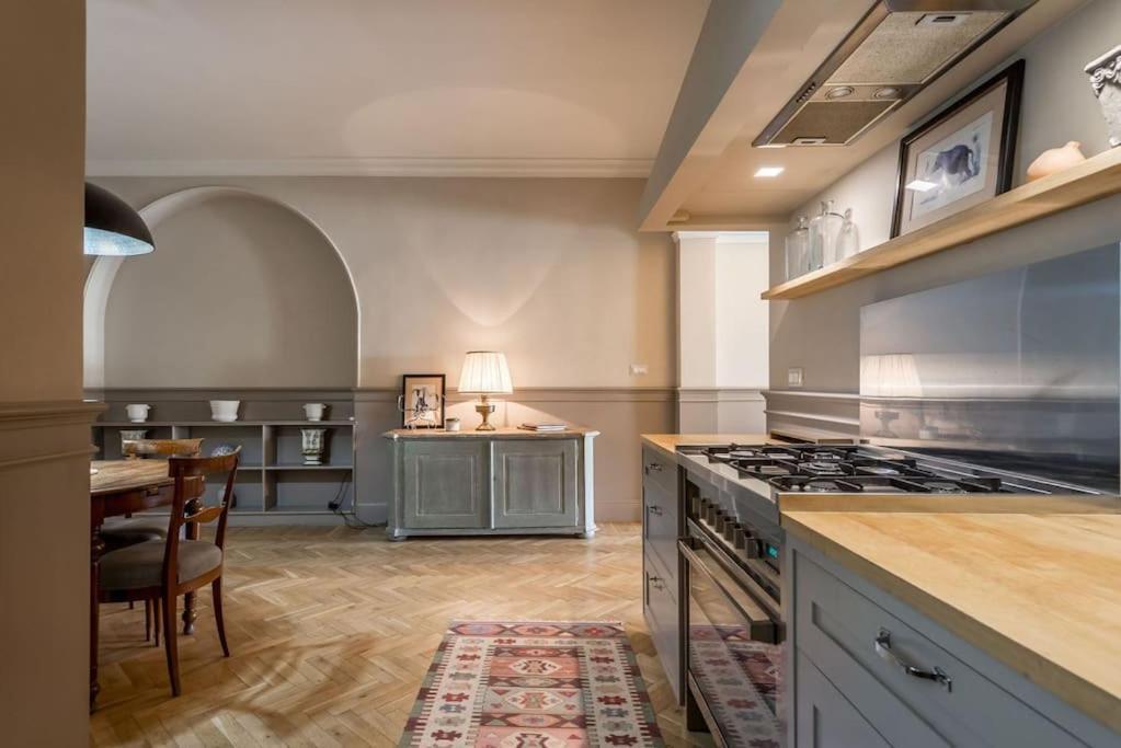 Luxury River View Apartment Florence