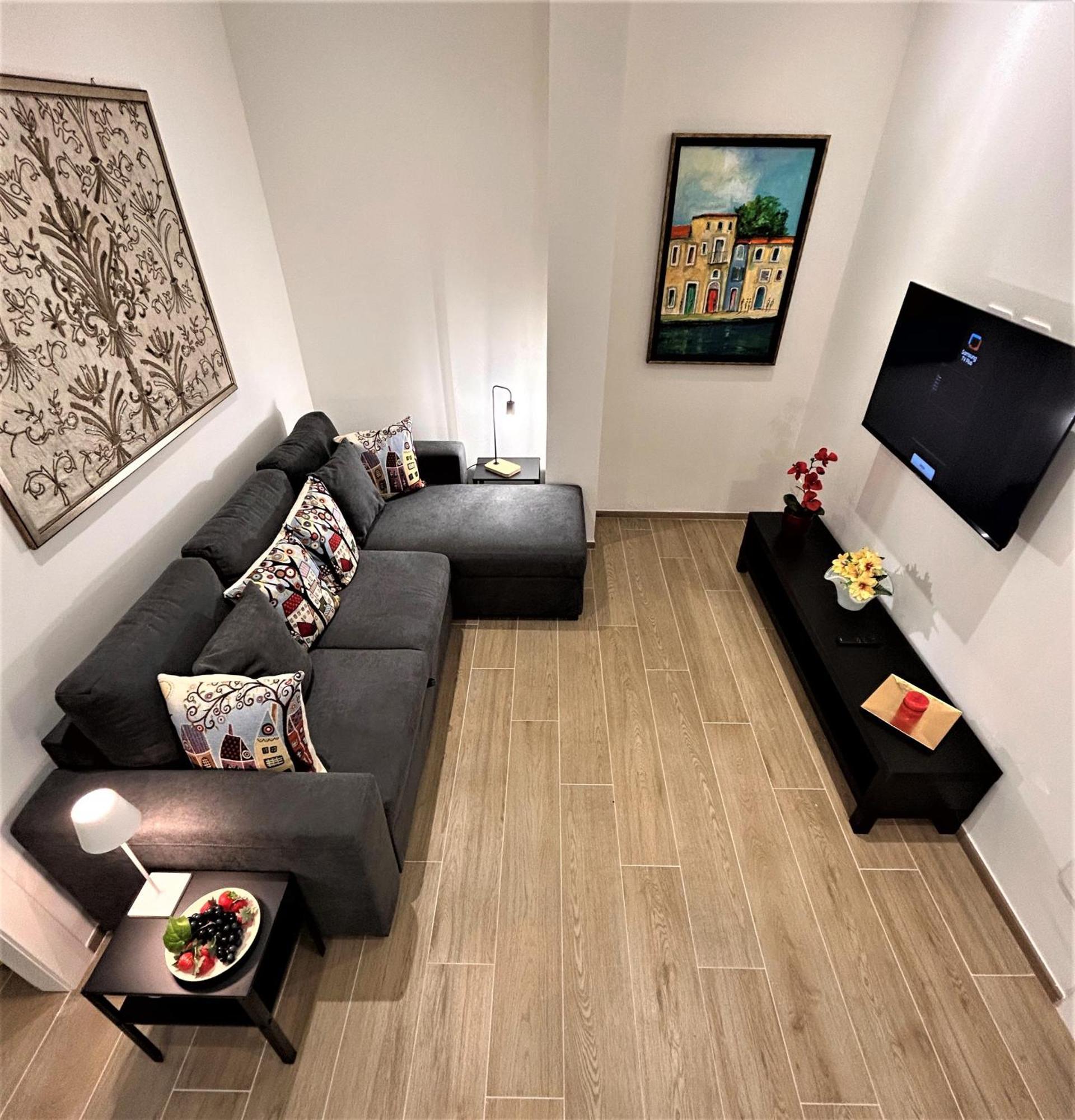 Domus *