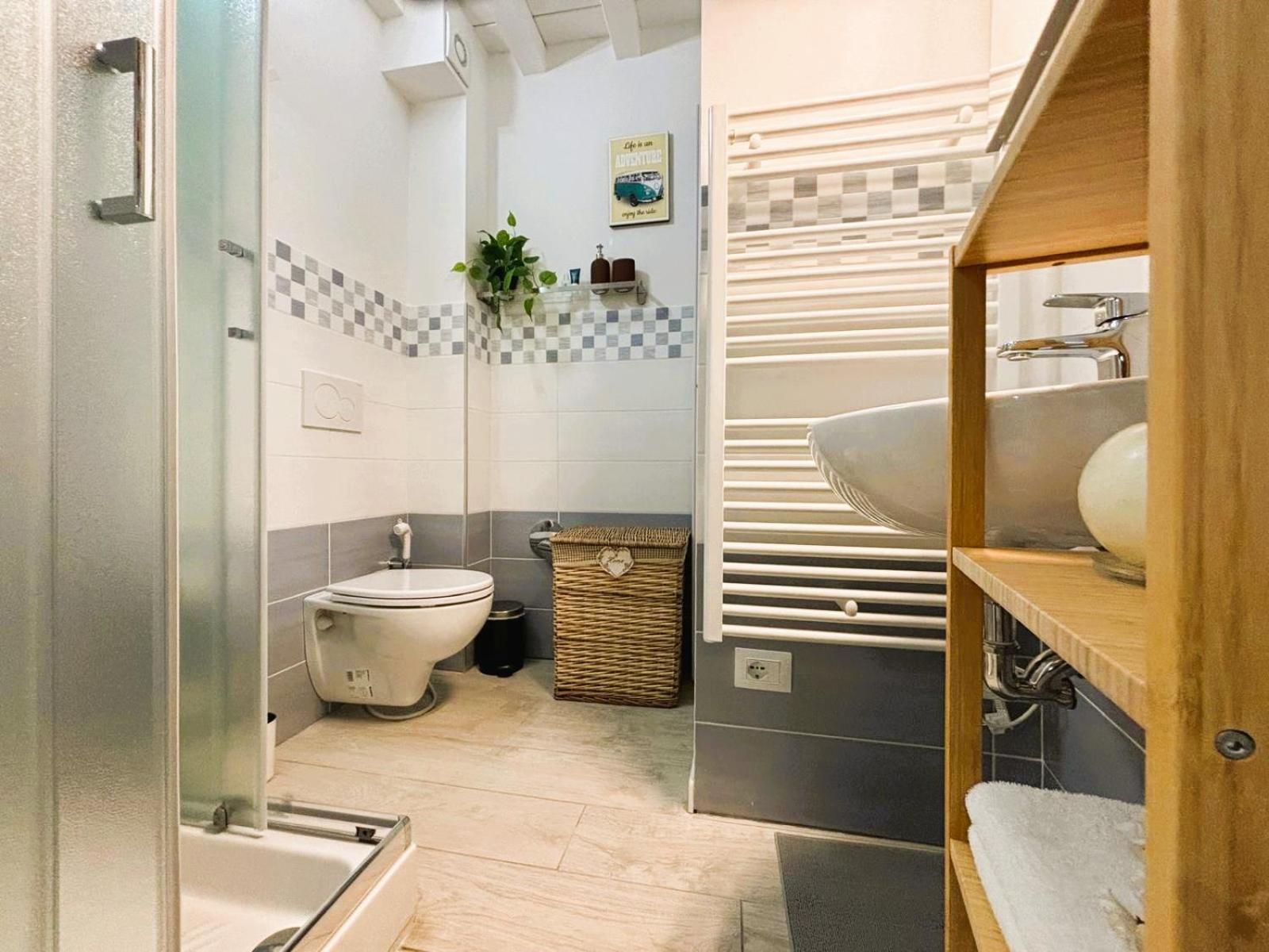 Red Lily Apartment Florence