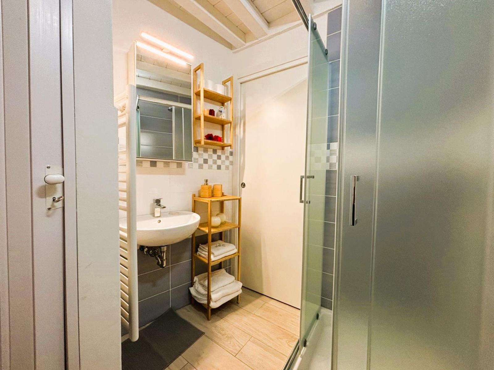 Red Lily Apartment Florence