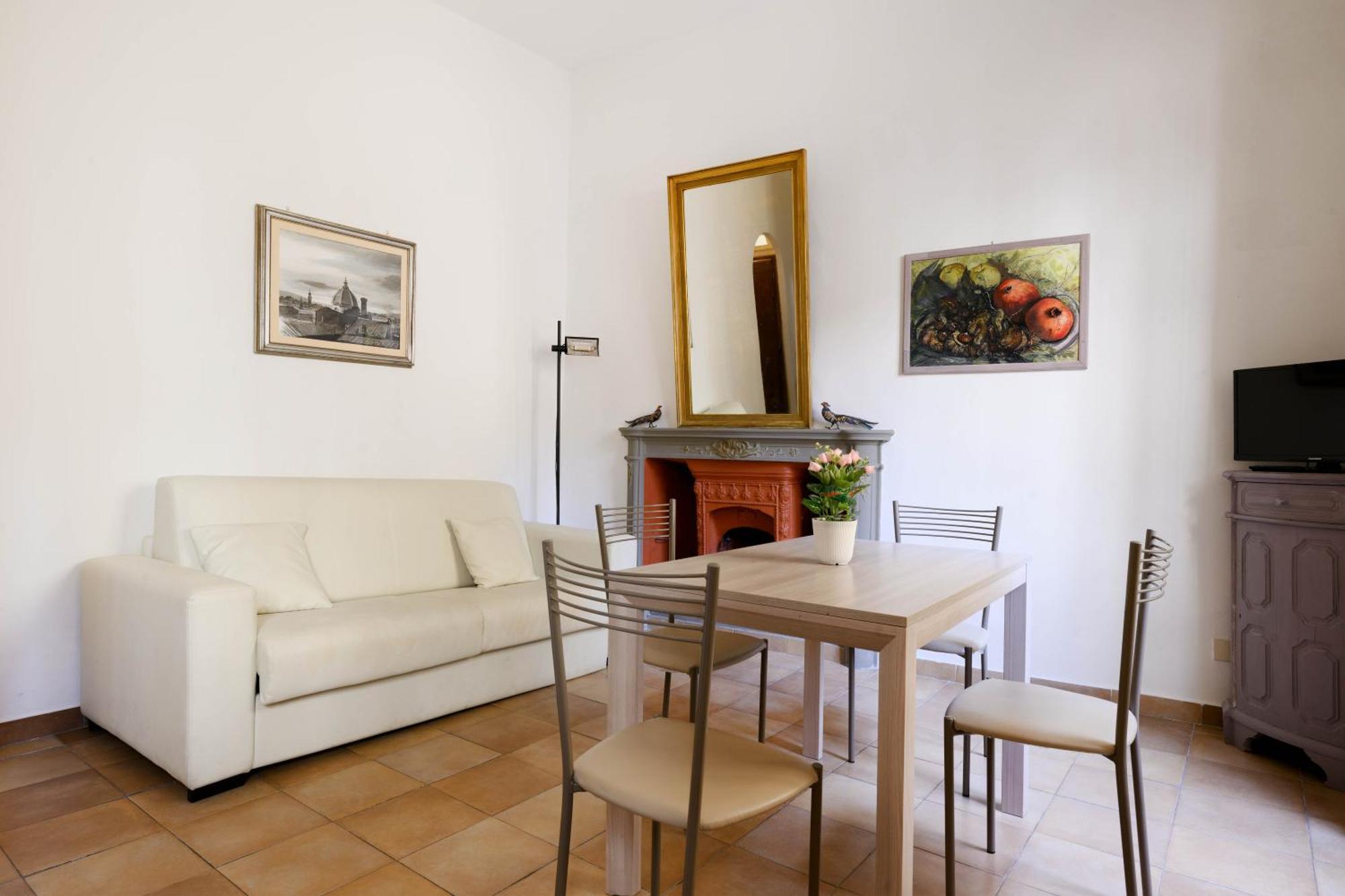 Romantic Ponte Vecchio Apartment