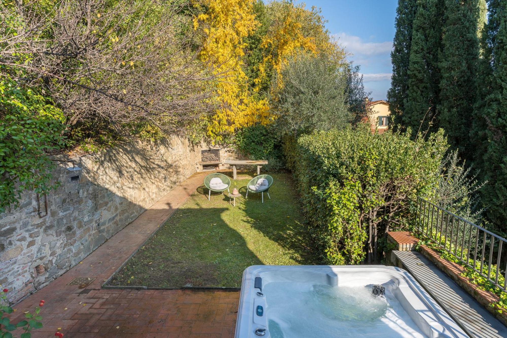 Private Jacuzzi - Bellosguardo In Historic Center Villa