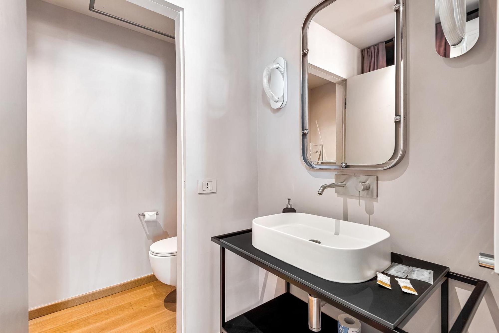 Via Venezia 10 - Renaissance - Historic Charm With Frescoes And Private Courtyard Parking In Heart Appartement