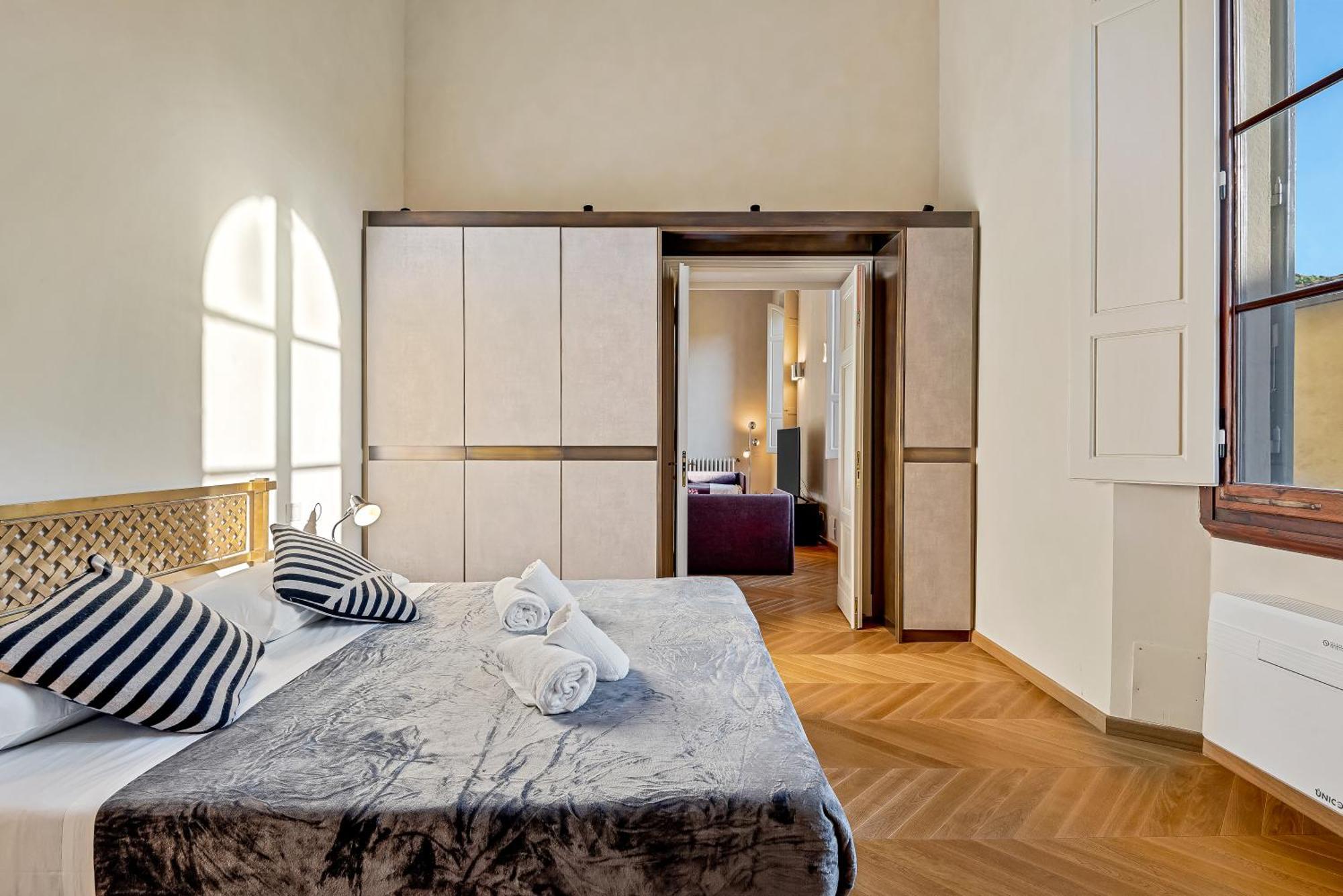 Via Venezia 10 - Renaissance - Historic Charm With Frescoes And Private Courtyard Parking In Heart Florence