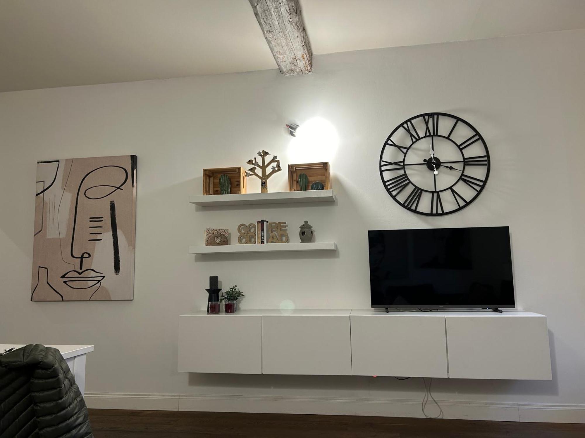 Leon Rosso Flat Apartment