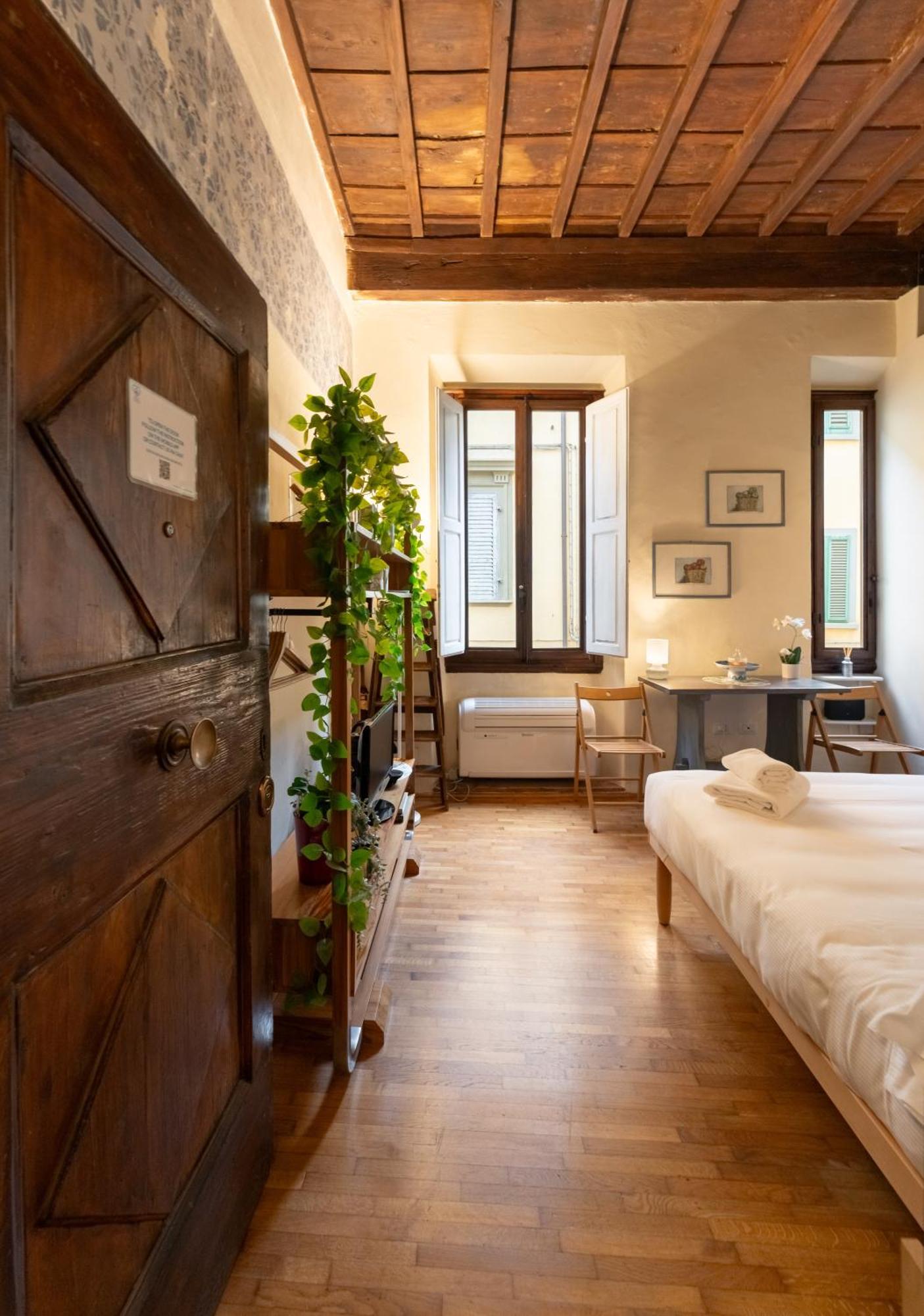 Apartment Via Benedetta, 13 - Charming - Florentine Gem Steps From Station - Prime Spot!