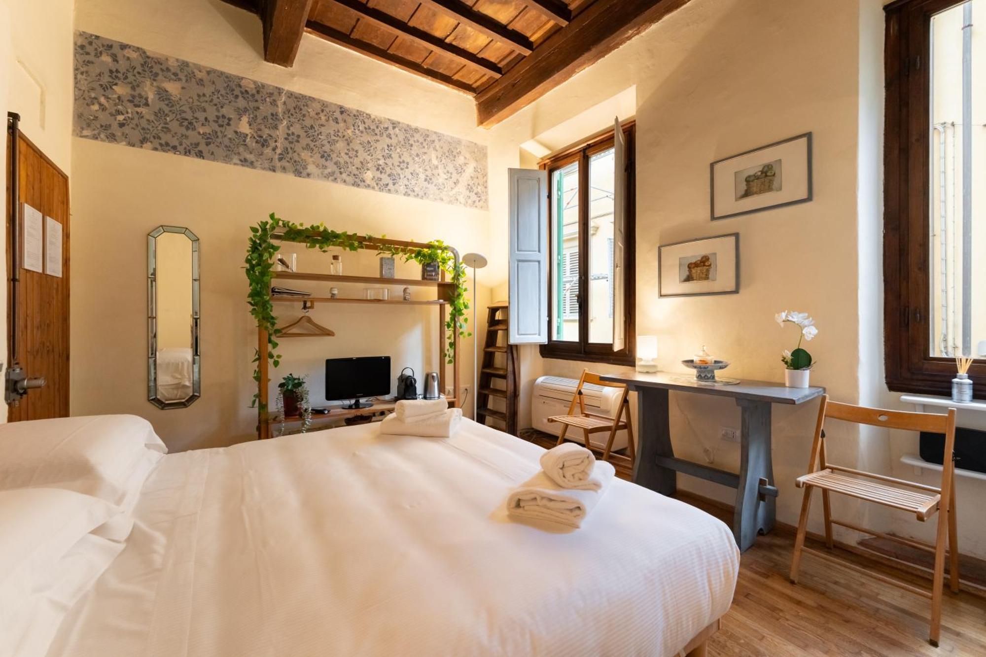 Apartment Via Benedetta, 13 - Charming - Florentine Gem Steps From Station - Prime Spot! Florence