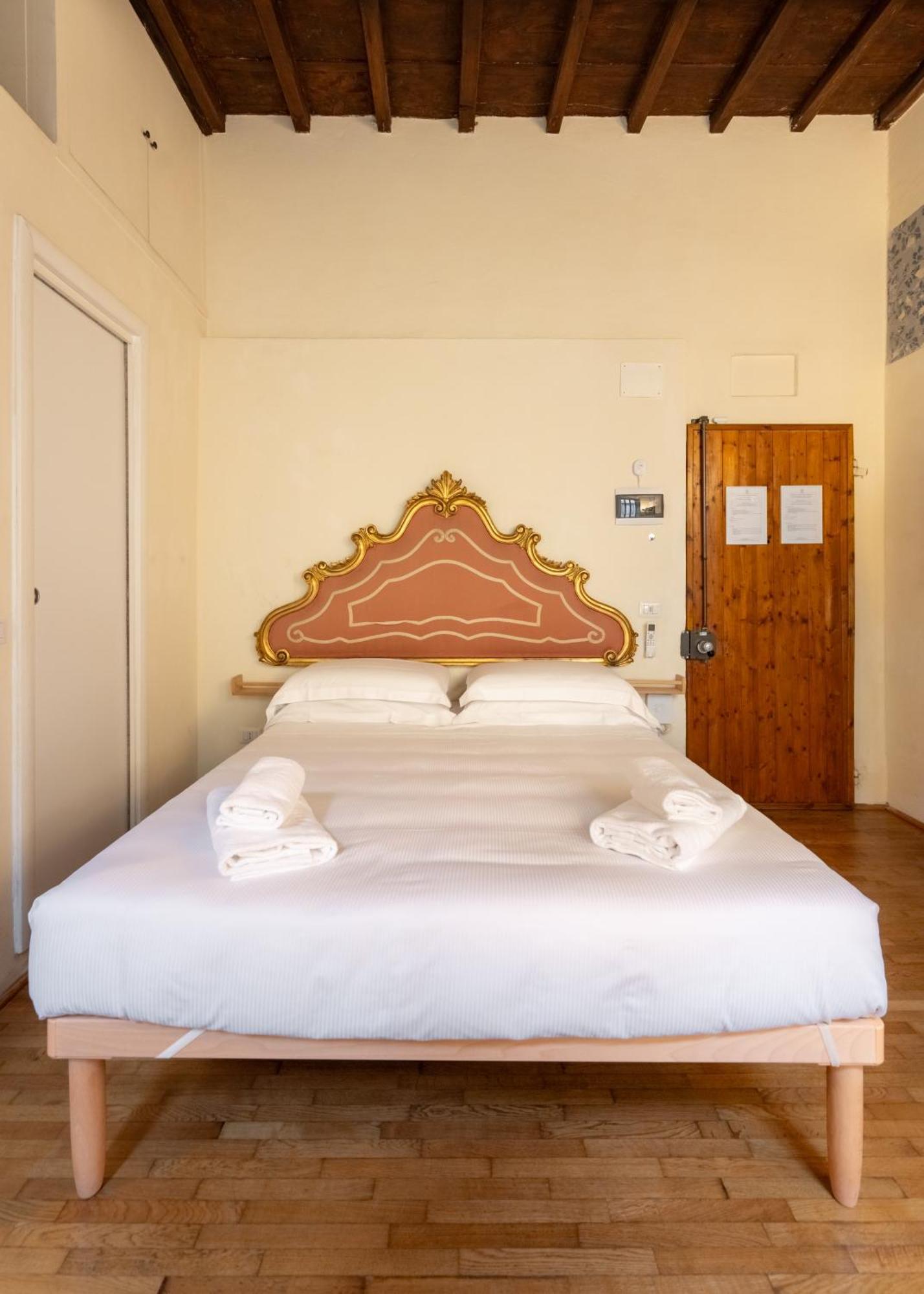 Apartment Via Benedetta, 13 - Charming - Florentine Gem Steps From Station - Prime Spot! *
