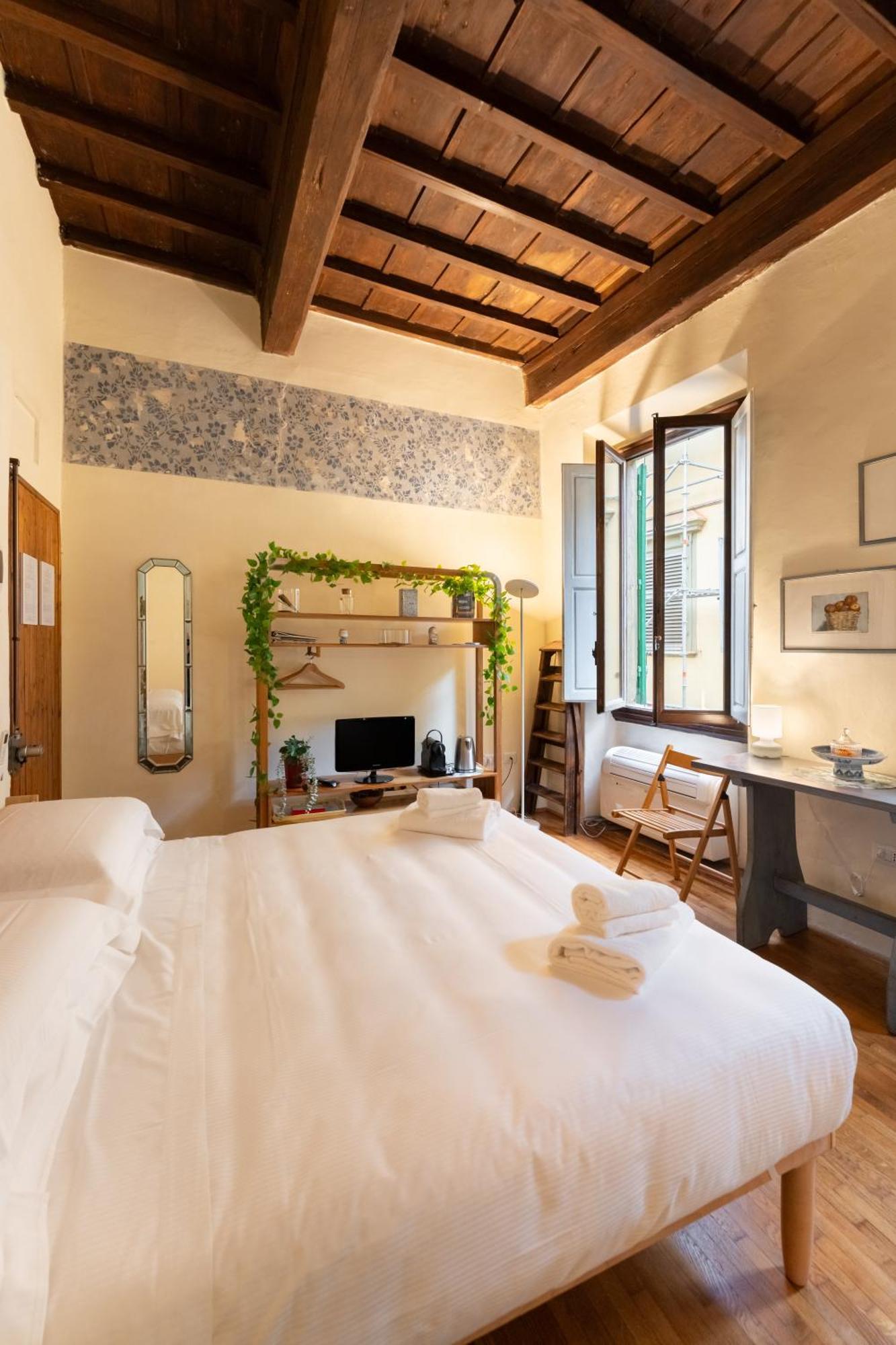 Via Benedetta, 13 - Charming - Florentine Gem Steps From Station - Prime Spot! Apartment *