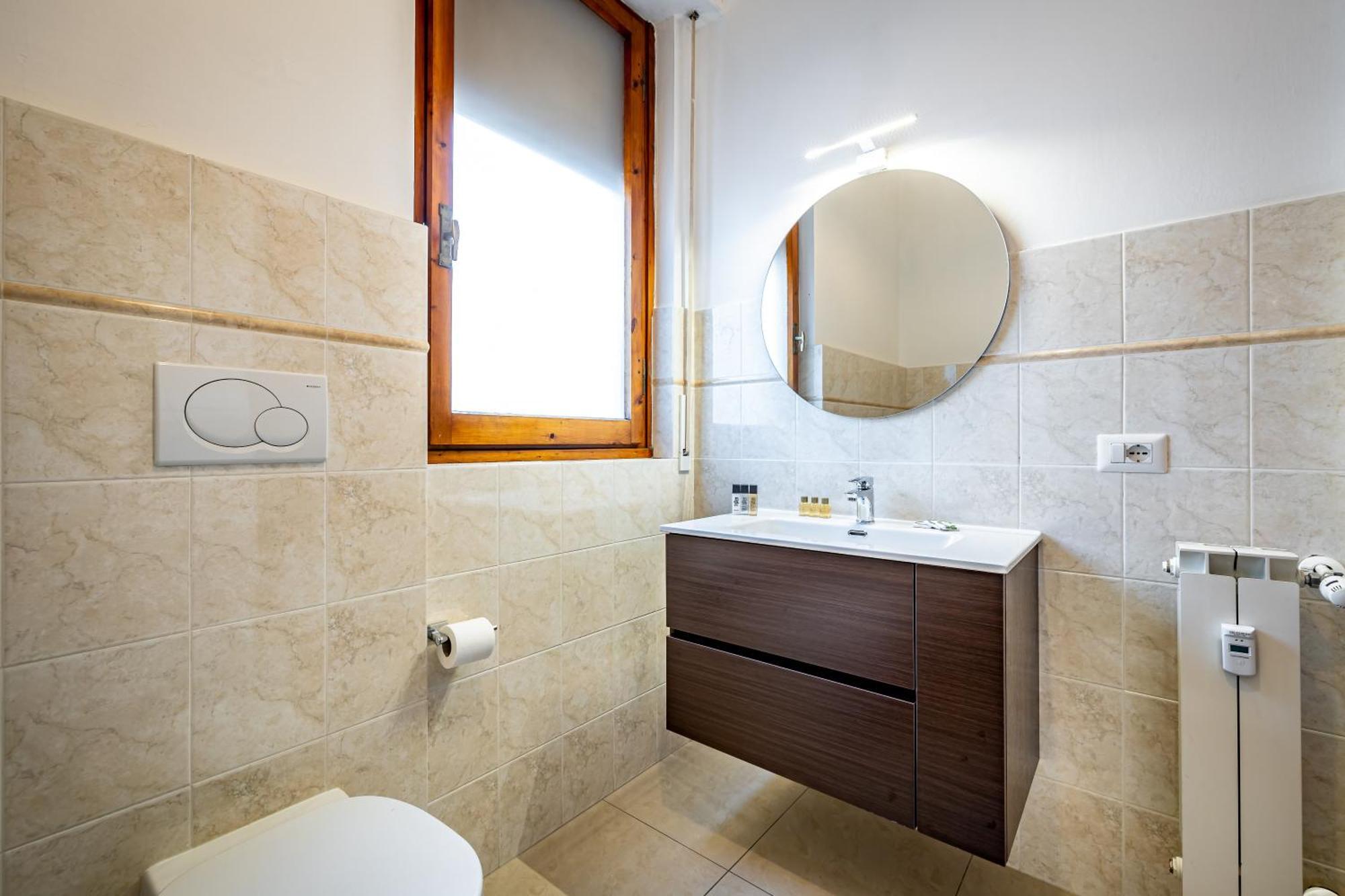 Apartment Yd Bright With Parking *