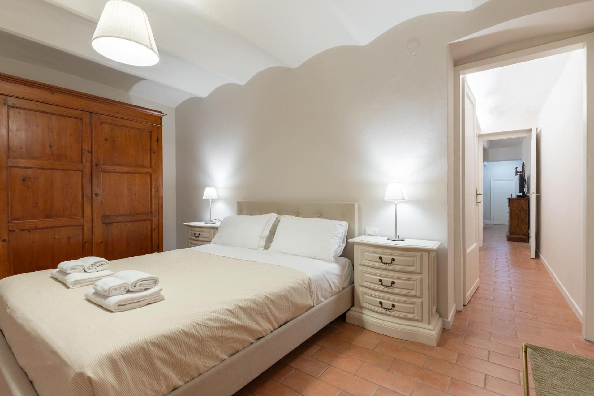 Apartment S.ambrogio Courtyard In Florence-hosted By Thinah Florence