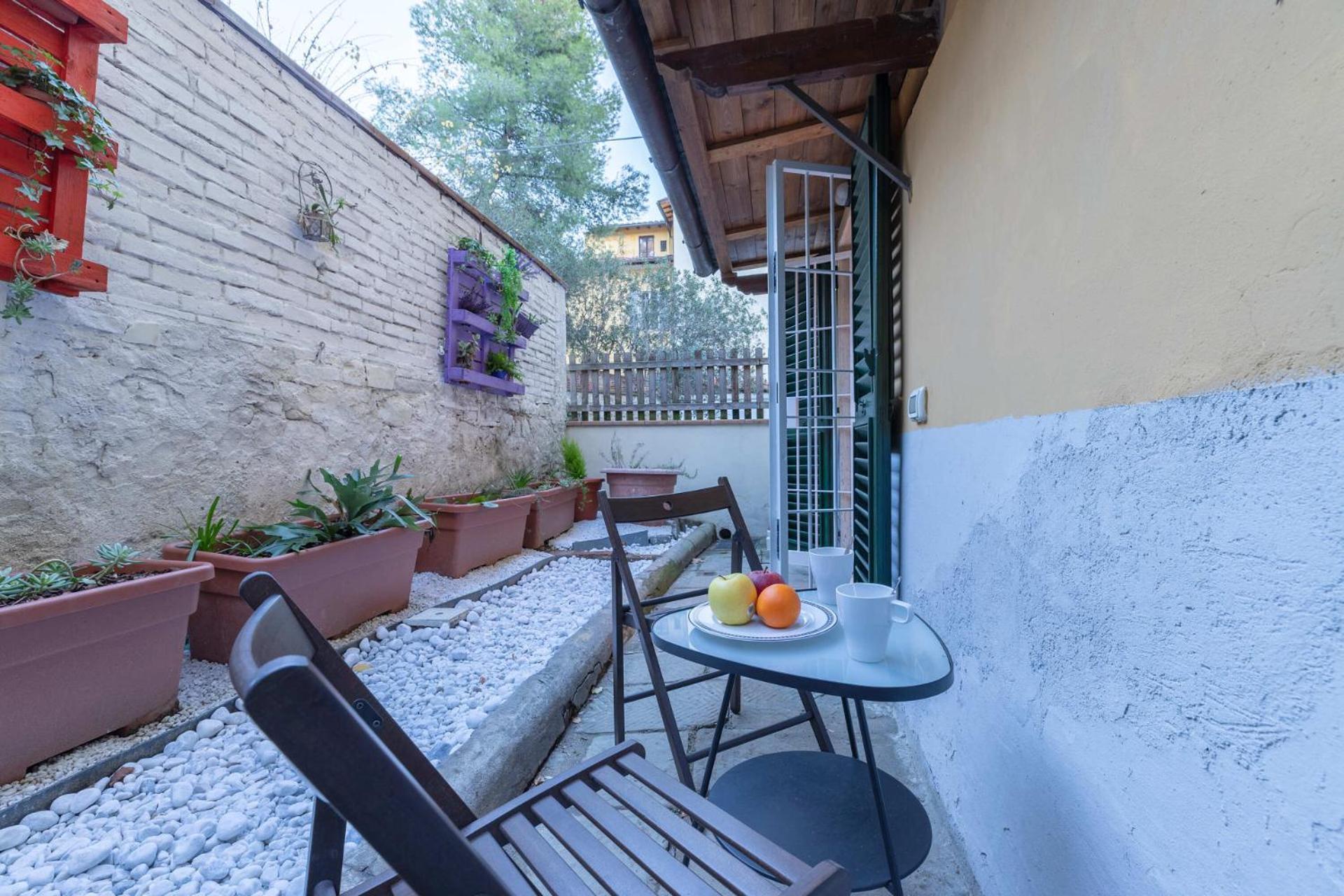 Apartment S.ambrogio Courtyard In Florence-hosted By Thinah Florence