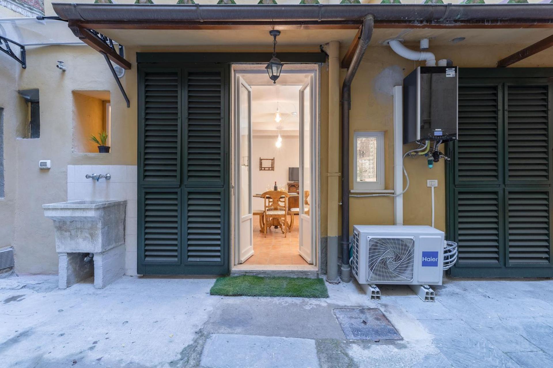 Apartment S.ambrogio Courtyard In Florence-hosted By Thinah Florence
