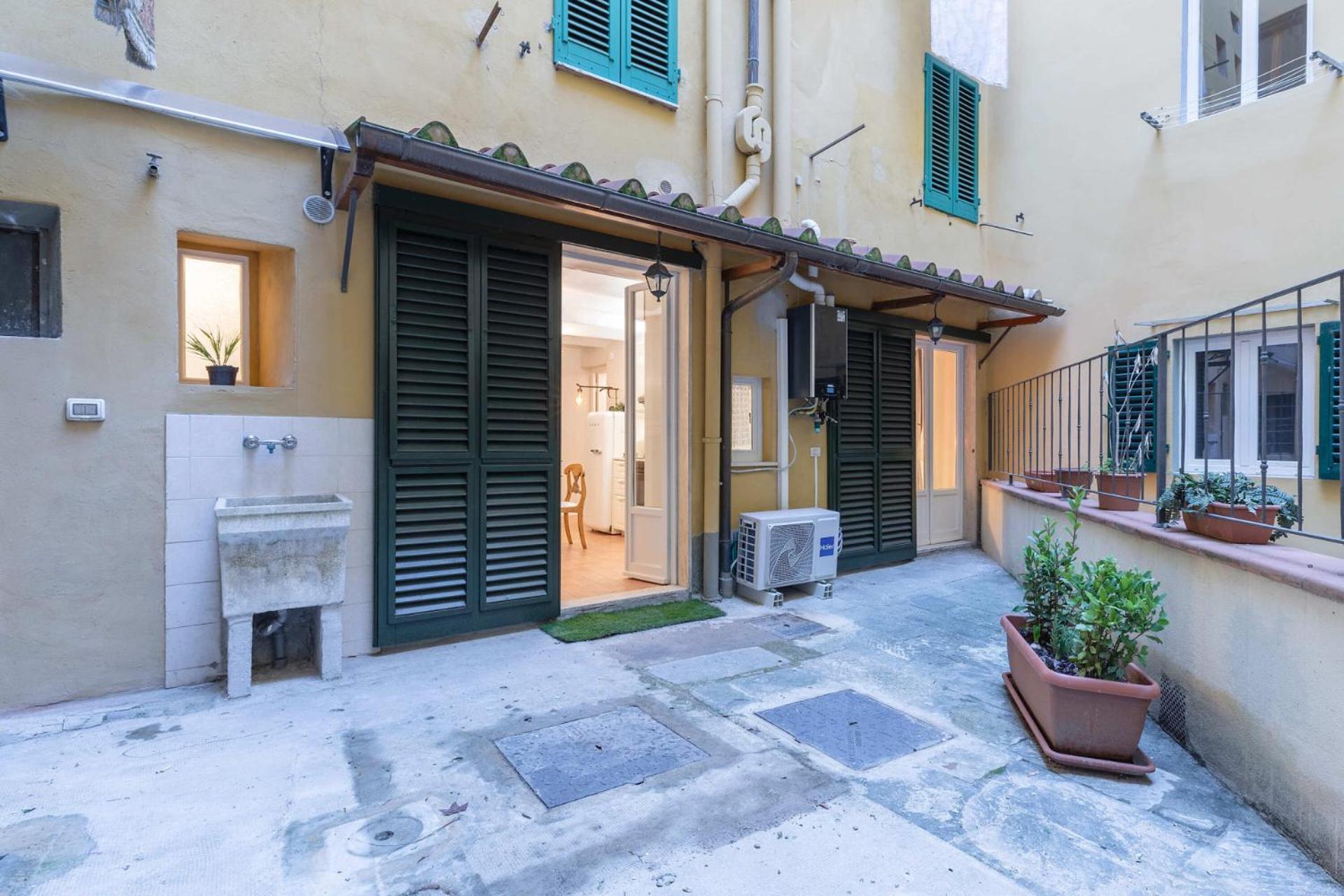 Apartment S.ambrogio Courtyard In Florence-hosted By Thinah
