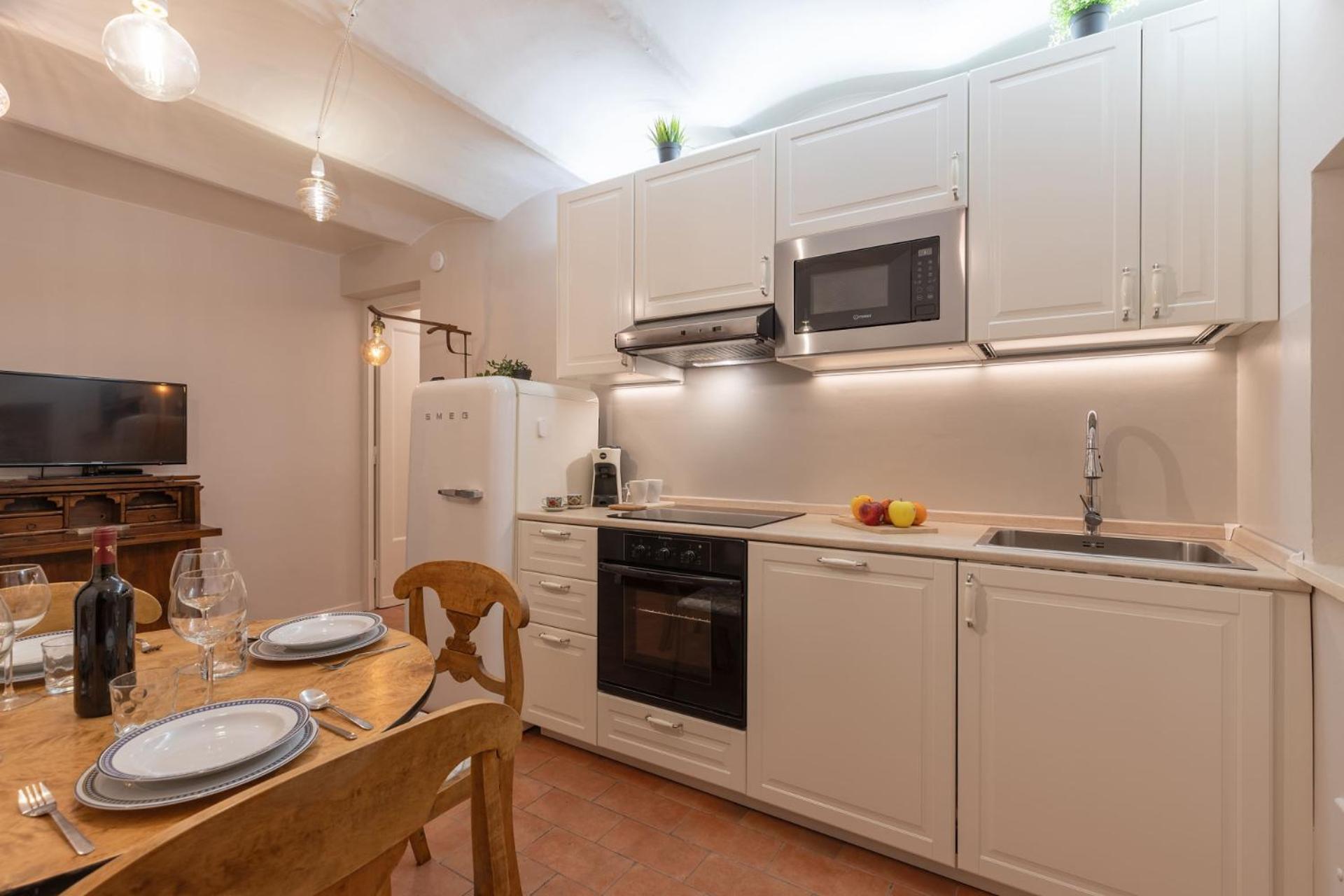 Apartment S.ambrogio Courtyard In Florence-hosted By Thinah Florence