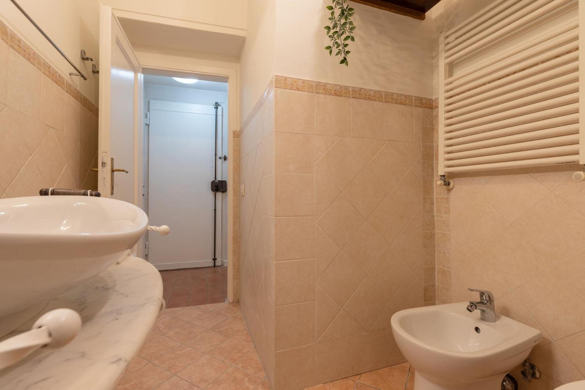 S.ambrogio Courtyard In Florence-hosted By Thinah Apartment *