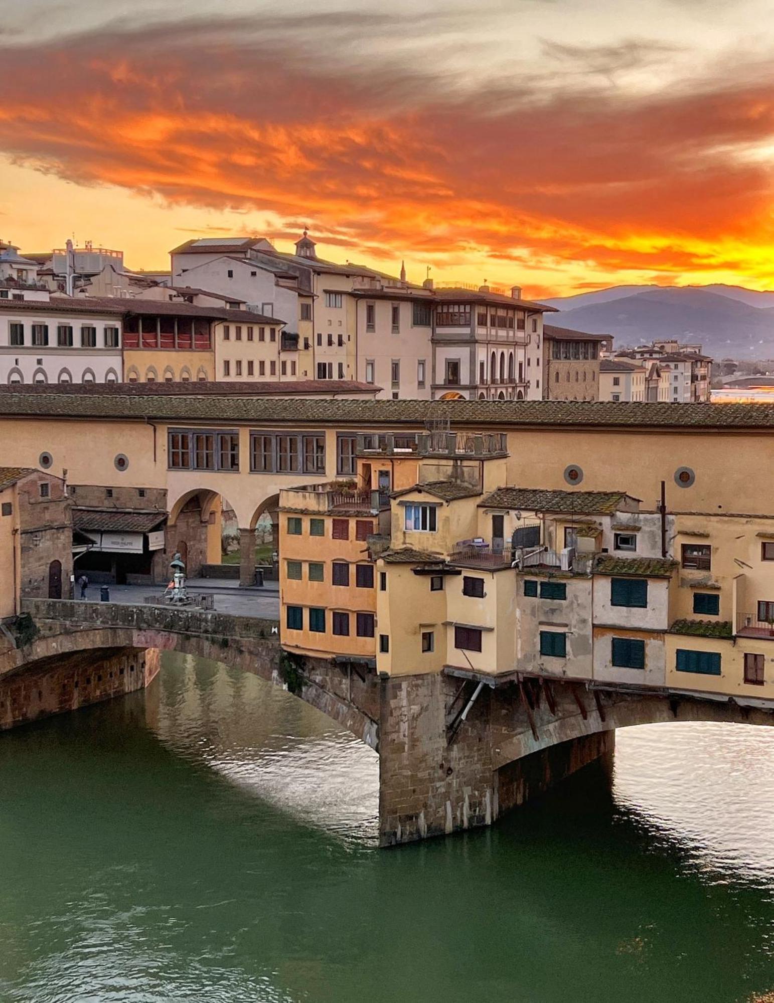 Ponte Vecchio View Luxury Apartment *