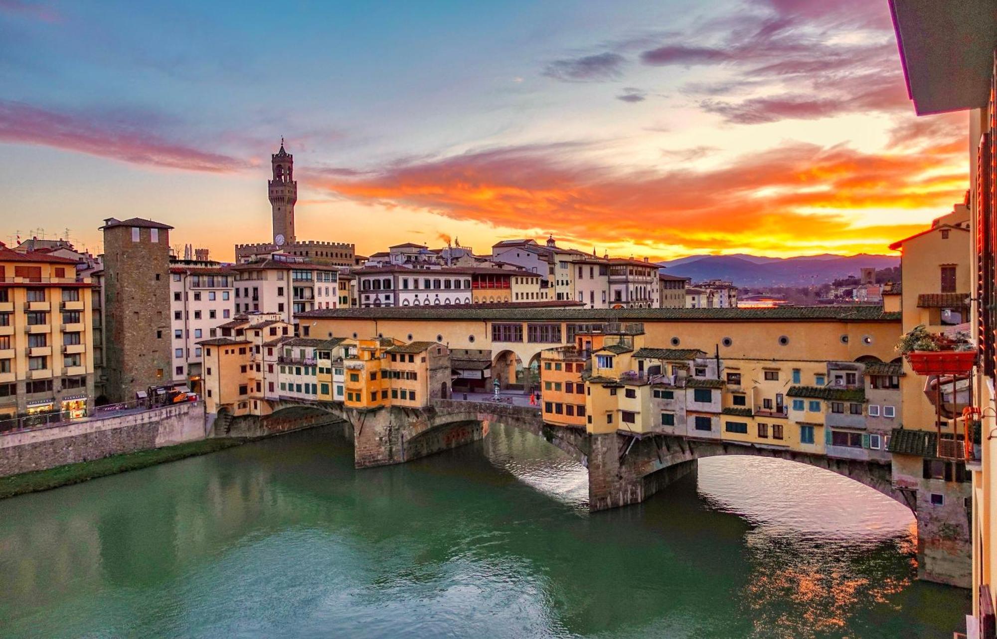 Ponte Vecchio View Luxury Apartment Florence