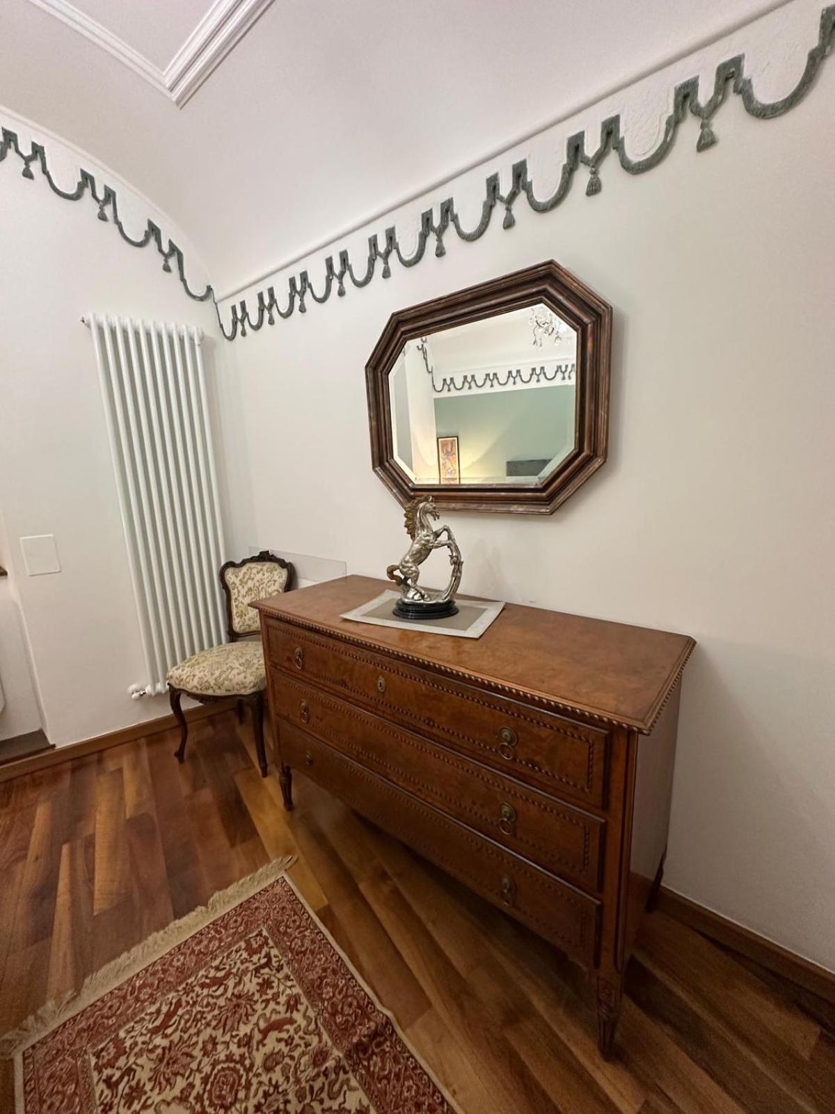 Elegant In A Historic Building, Just A Few Steps From The Duomo Apartment