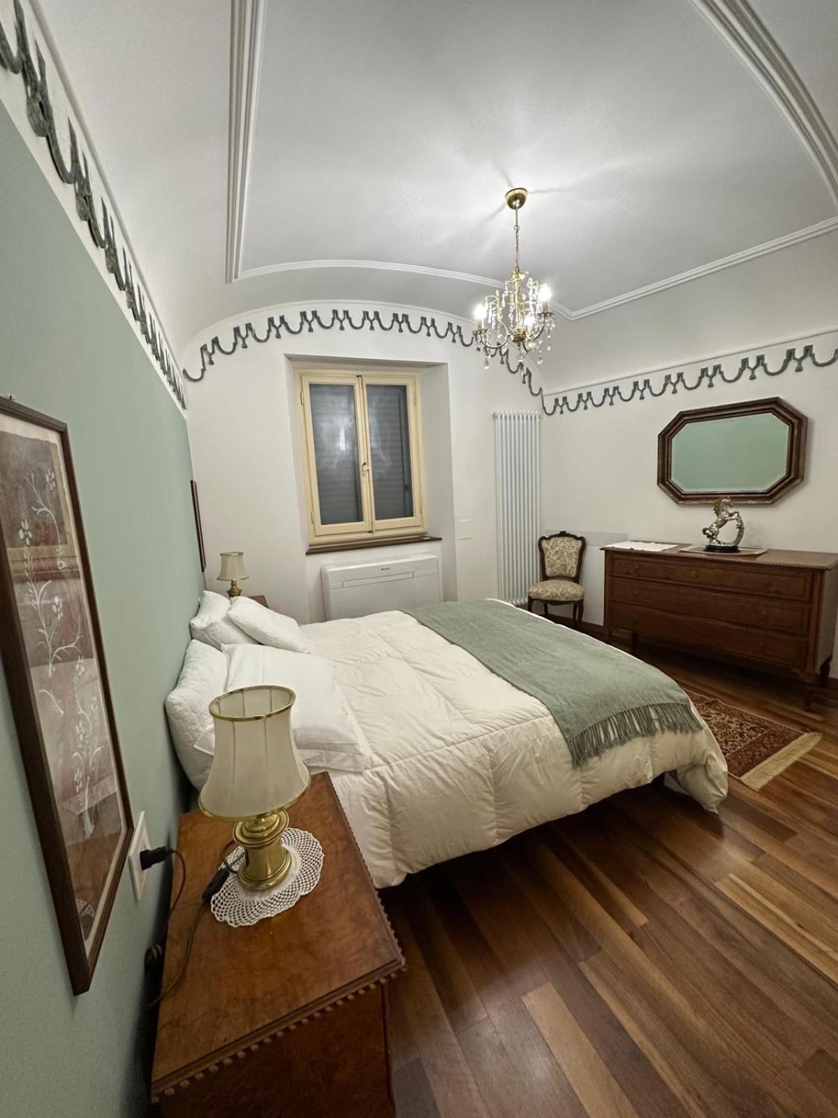 Elegant In A Historic Building, Just A Few Steps From The Duomo Florence