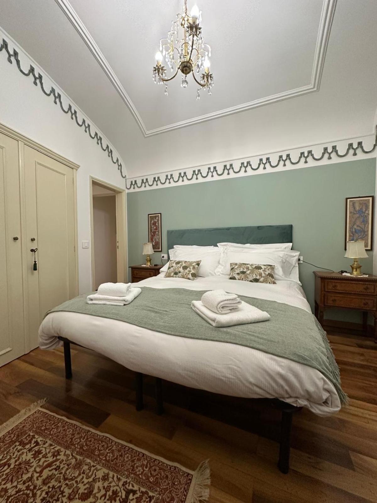 Elegant In A Historic Building, Just A Few Steps From The Duomo Florence