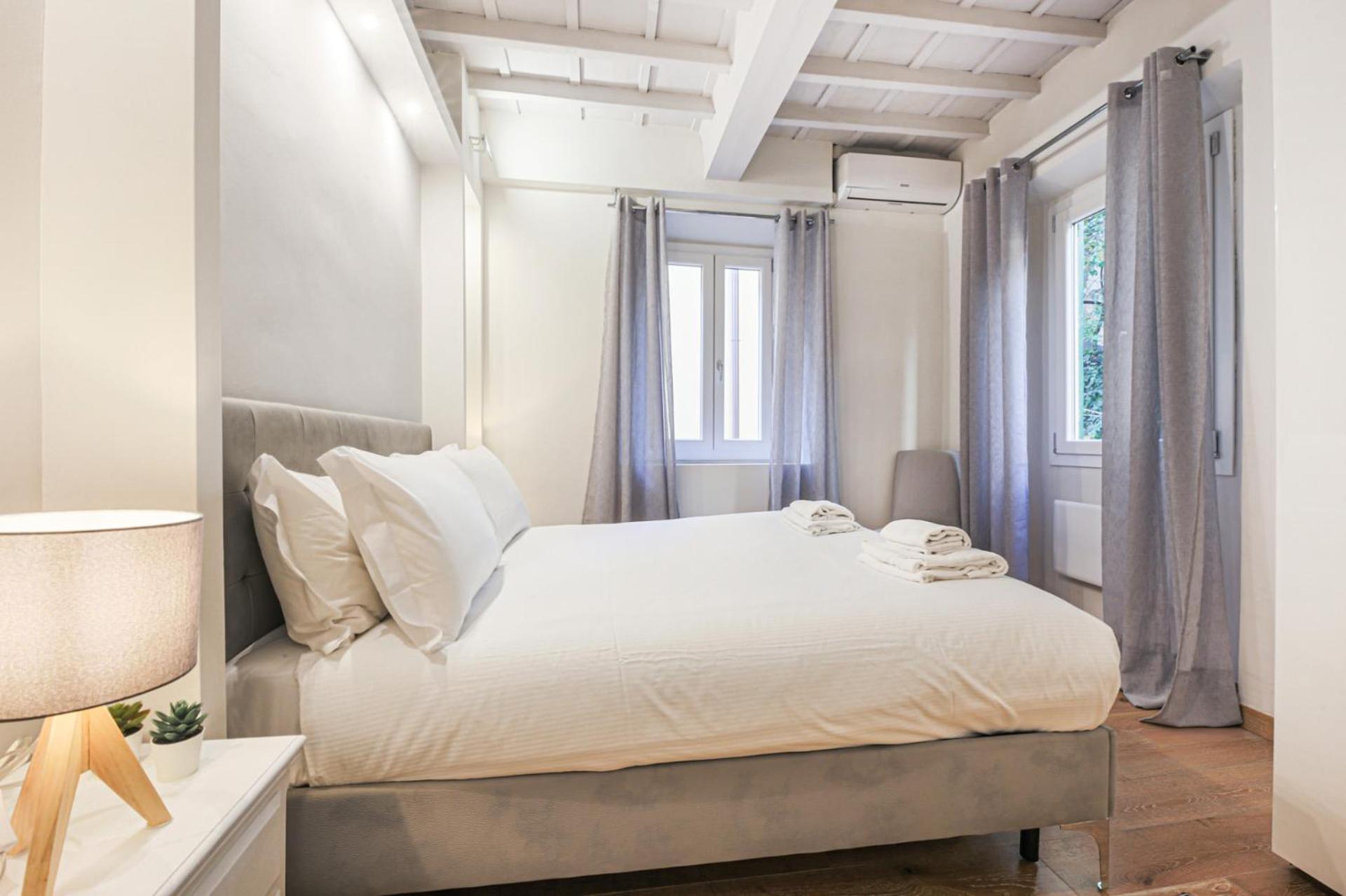 - Silver Glow Apartment