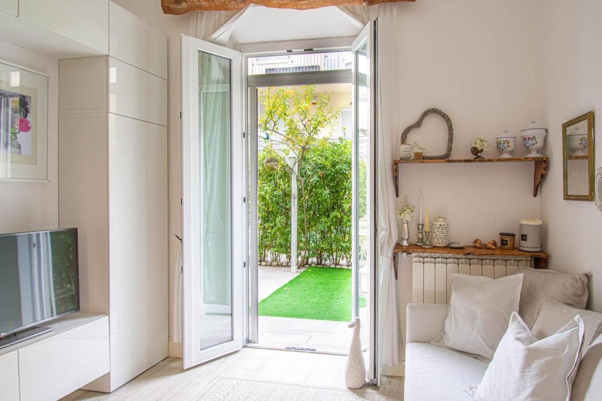 Stylish 2 Bedroom Flat - Garden *