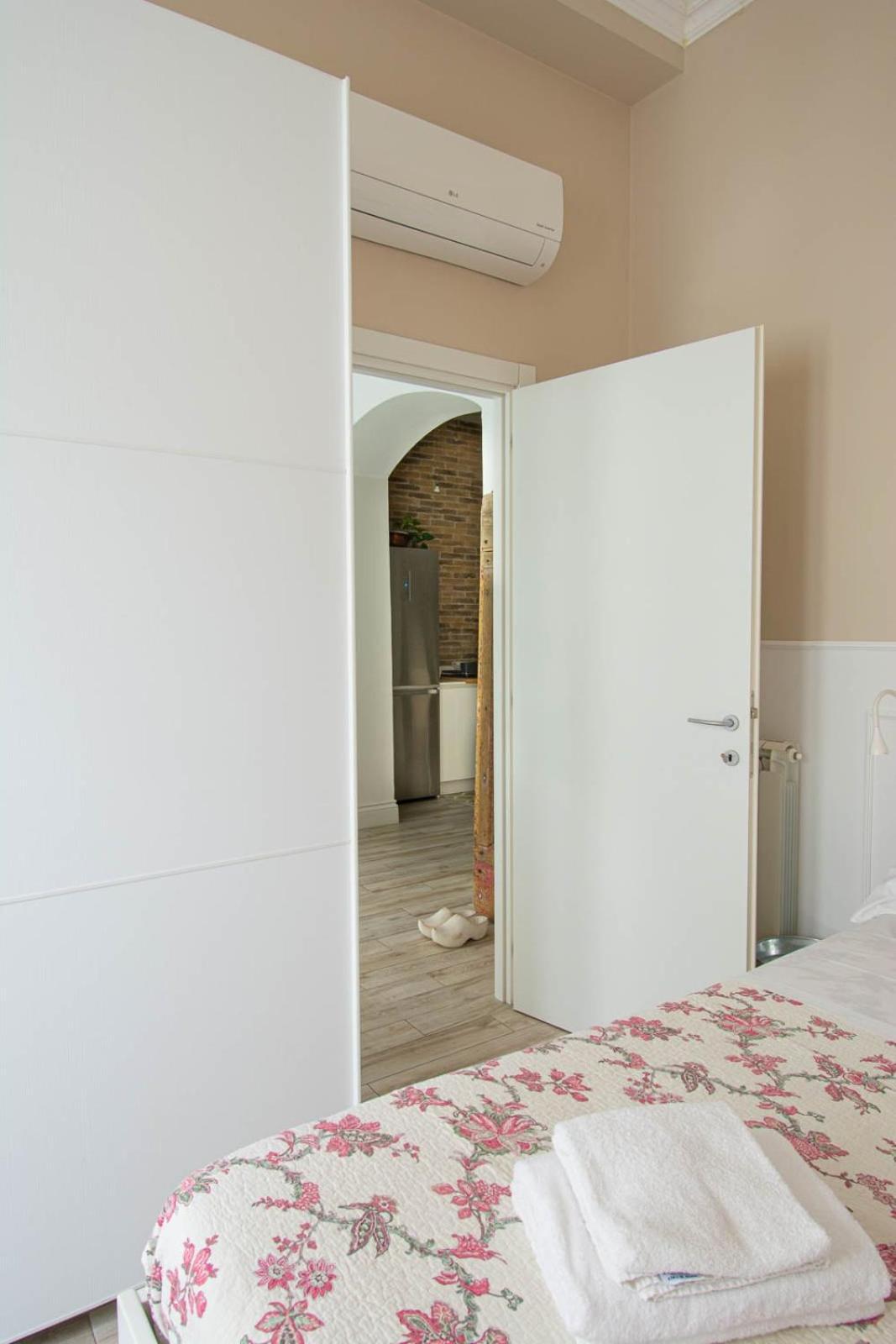 Stylish 2 Bedroom Flat - Garden Apartment *