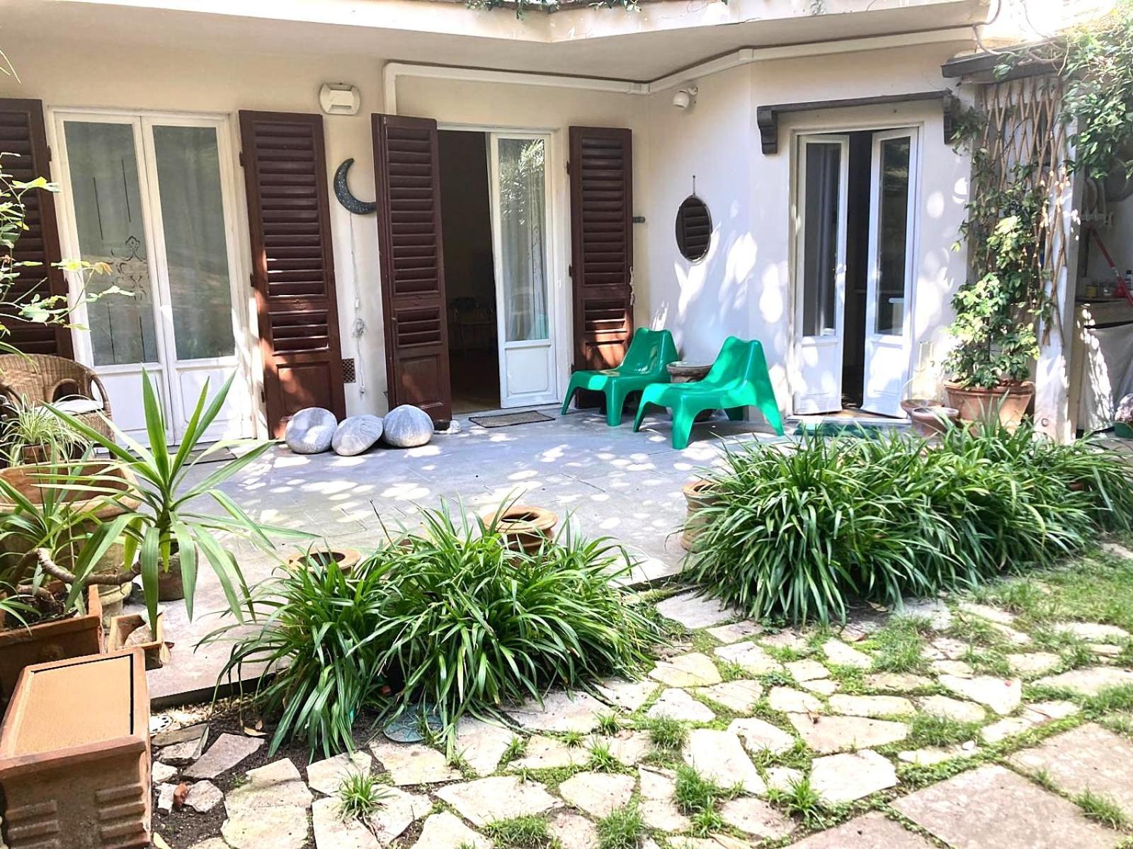 Apartment Mazzini Charming Getaway With Courtyard *