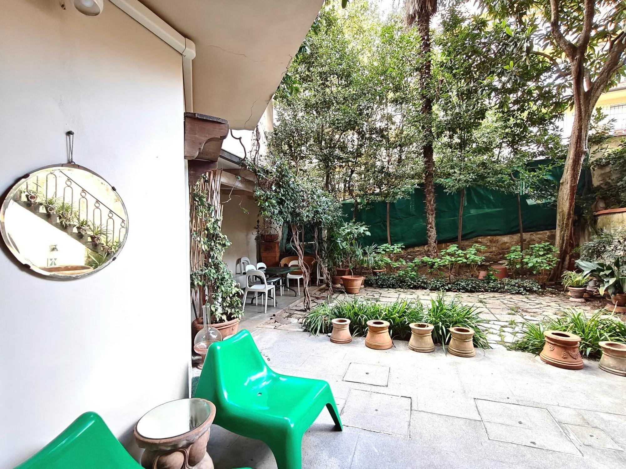 Mazzini Charming Getaway With Courtyard Apartment