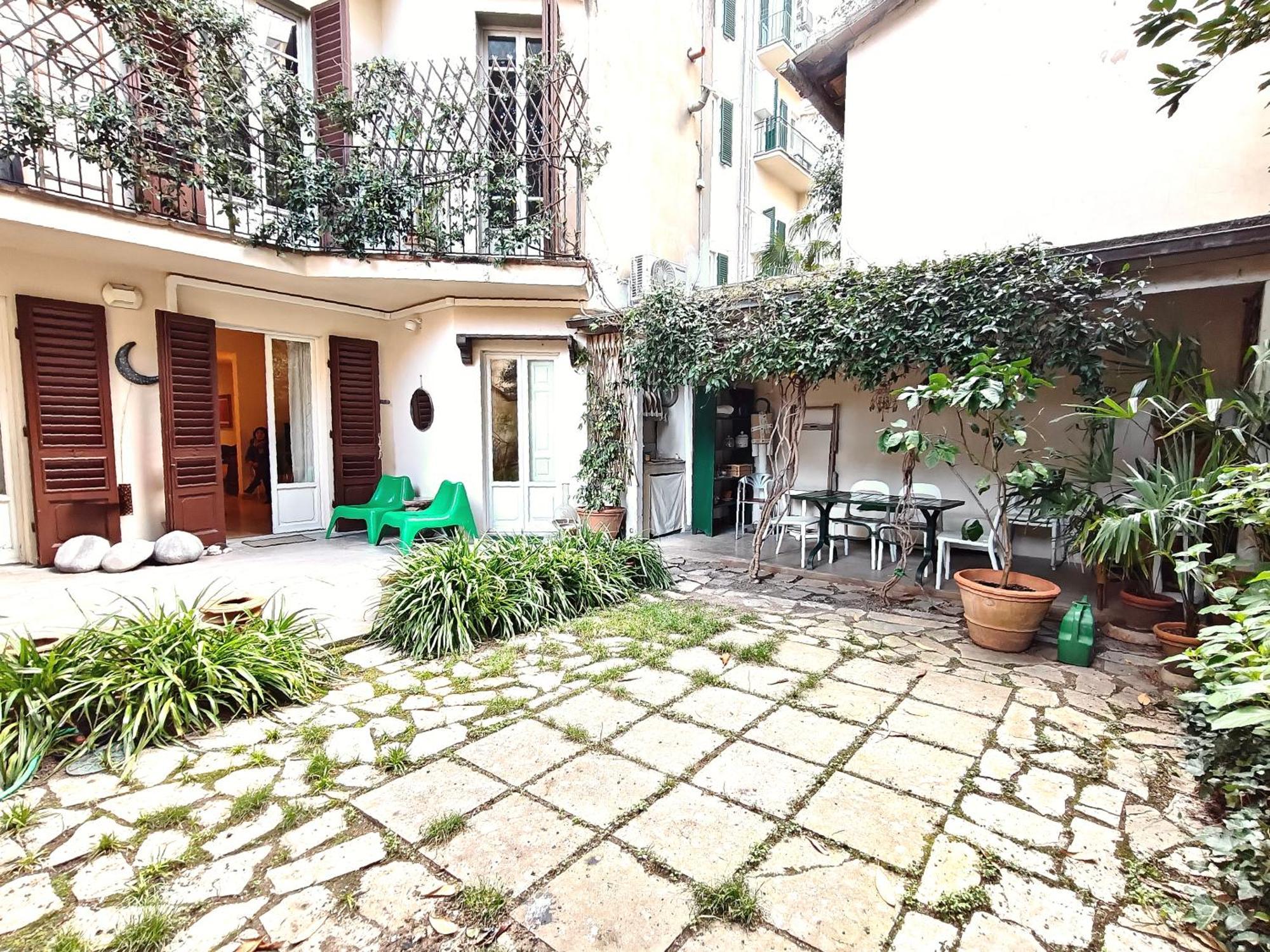 Mazzini Charming Getaway With Courtyard Apartment