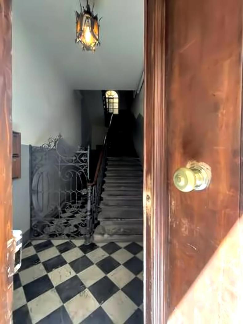 750 Eur - Unique Design 4 Bed Apartment Apartment *
