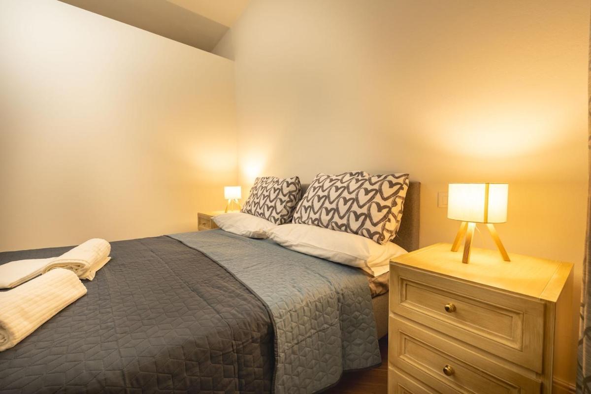 Modern Two-room Near Station And Airport Apartment