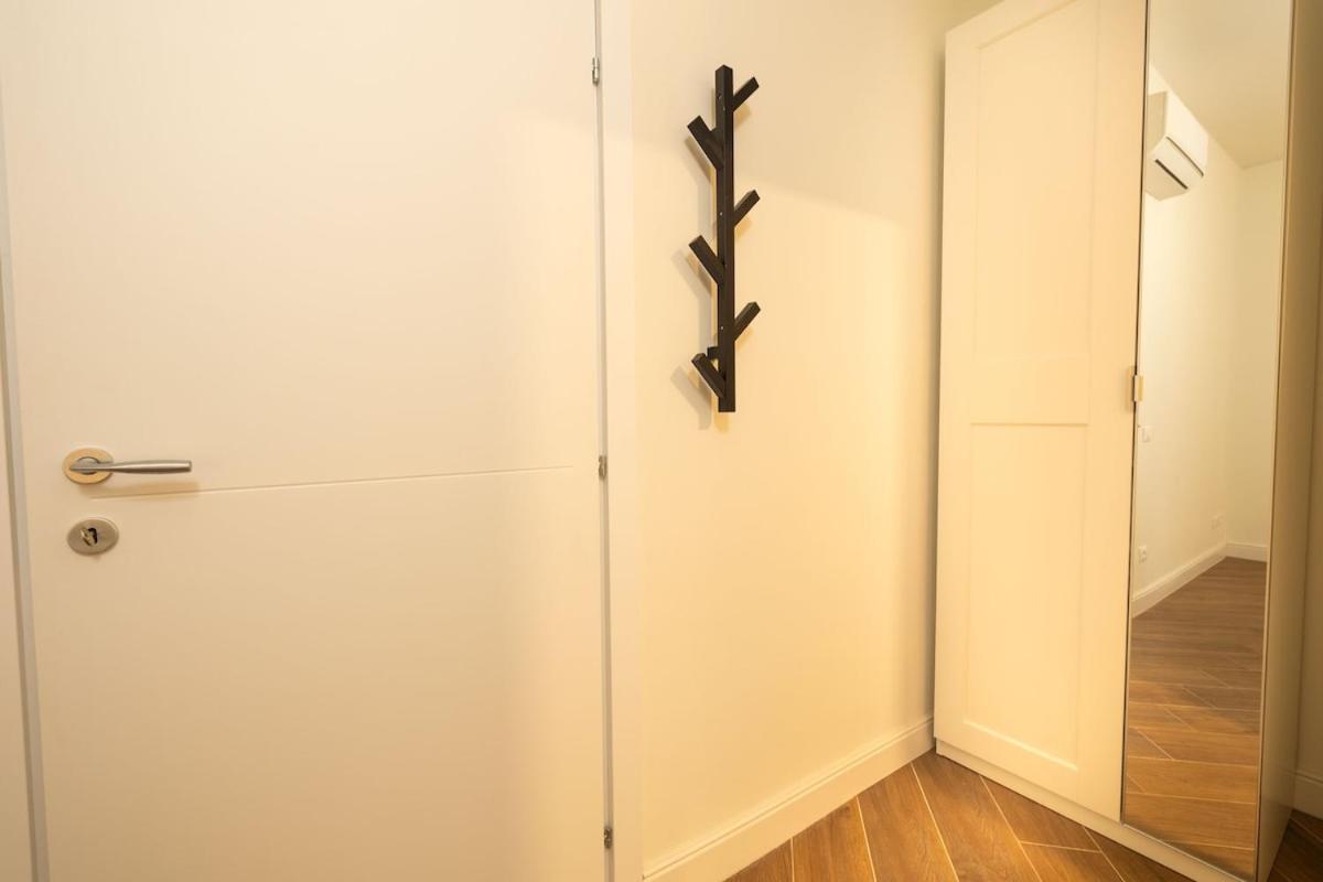 Apartment Modern Two-room Near Station And Airport